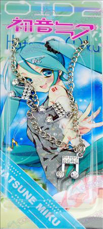 Card instalada Hatsune señala collar colgante de diamantes de tres
